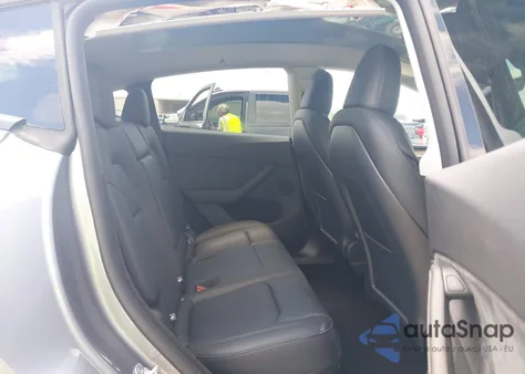 2025 Tesla Model Y Long Range Dual Motor All-Wheel Drive z USA, uszkodzony, nr VIN 7SAYGDED7SA357679